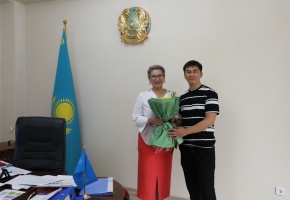 Руководитель ансамбля «Туран» Б.Бекмуханбетов поздравил Гаухар Тасбергенову с назначением на должность ректора