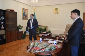 Сегодня по случаю Дня работников культуры ряд  сотрудников Казахской национальной консерватории им.Курмангазы стали обладателями нагрудного знака "Отличник Культуры" и награждены Благодарственными письмами